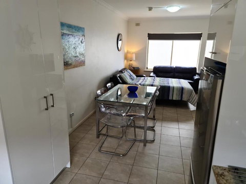 Acaill Accommodation Esplanade Living Self Check-In Self Check-Out - Accommodation Cairns 3