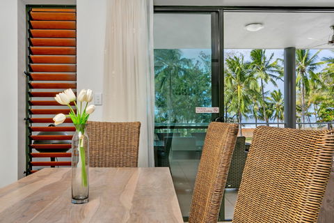 Beachfront Apartment With Ocean View - 4 - Accommodation Cairns 3