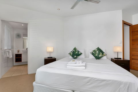 Beachfront Apartment With Ocean View - 4 - Accommodation Cairns 2