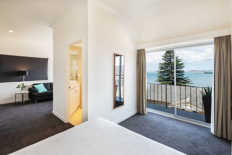 Bay 10 Accommodation - Accommodation Cairns 5