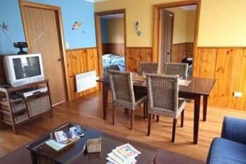 Bicheno's A Plus Apartments - Accommodation Cairns 4