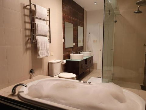 Sanctuary Hill Retreat - Accommodation Cairns 3