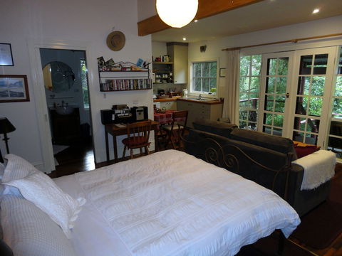 Stones Throw Cottage Bed & Breakfast - Accommodation Cairns 1