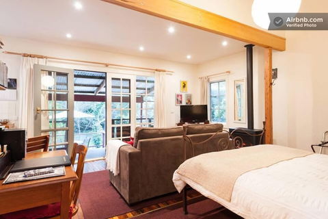 Stones Throw Cottage Bed & Breakfast - Accommodation Cairns 3