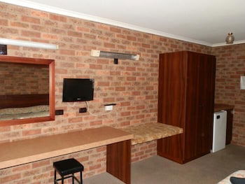 Woomargama Village Hotel Motel - Accommodation Cairns 4