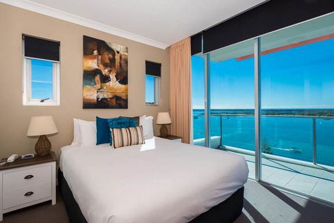 Silvershore Apartments On The Broadwater - Accommodation Cairns 7