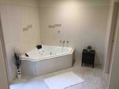 Emerald Creek Cottages - Accommodation Cairns 3