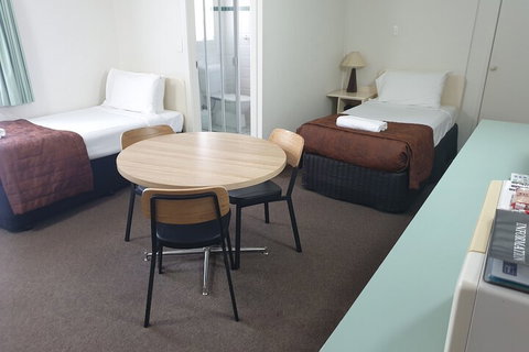 Earls Court Motor Inn - Accommodation Cairns 3