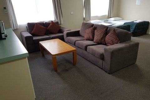 Earls Court Motor Inn - Accommodation Cairns 4