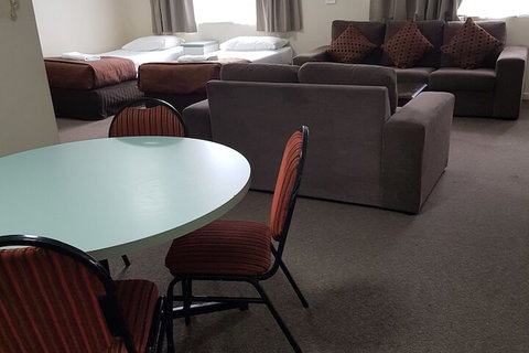 Earls Court Motor Inn - Accommodation Cairns 1