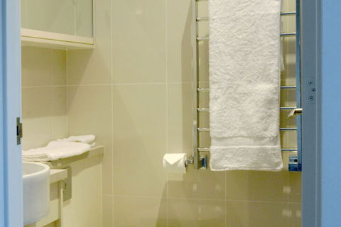 By The Beach B&B And Apartments - Accommodation Cairns 7