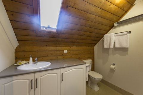 The Racecourse Inn - Accommodation Cairns 3