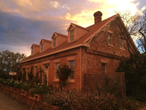 The Racecourse Inn - Accommodation Cairns 1