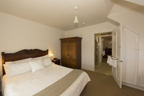 The Racecourse Inn - Accommodation Cairns 4