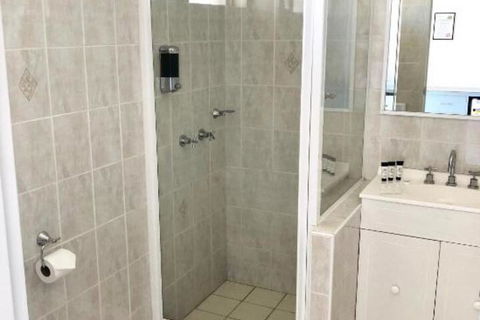 The Oaks Hotel Motel - Accommodation Cairns 7