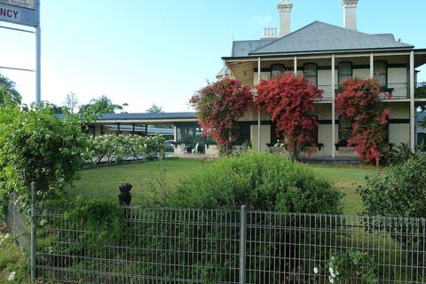 Airlie House Motor Inn - Accommodation Cairns 2