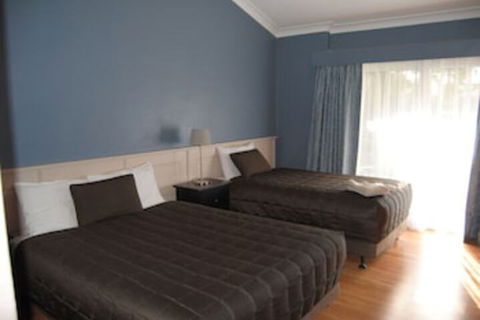 Airlie House Motor Inn - Accommodation Cairns 0