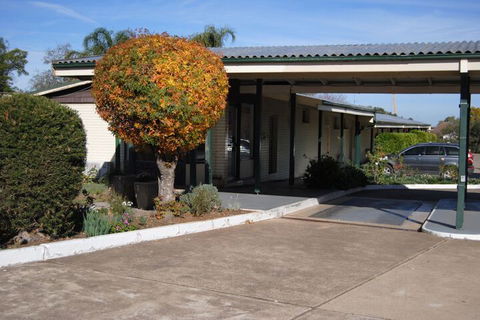 Airlie House Motor Inn - Accommodation Cairns 1
