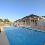 Silver Springs (4br) Cottage With Wifi Views Olives & Space . Fireplace Views Olives & Space - Accommodation Cairns 0