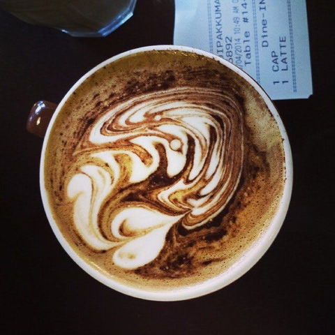 La Roue Café - Accommodation Cairns 0