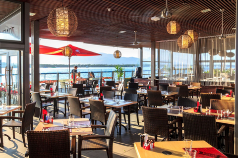 Dundee’s Restaurant On The Waterfront - Accommodation Cairns 3