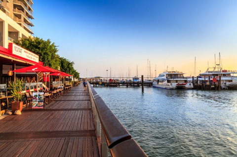 Dundee’s Restaurant On The Waterfront - Accommodation Cairns 5