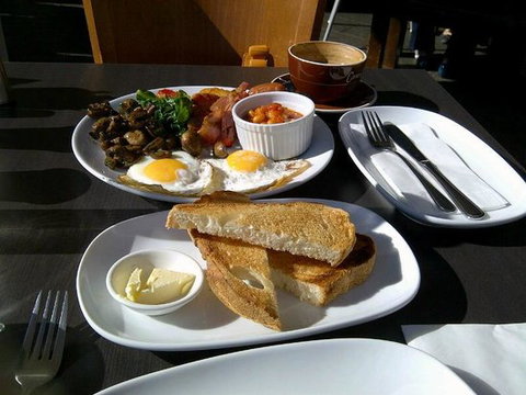 Zebra Lounge - Accommodation Cairns 0