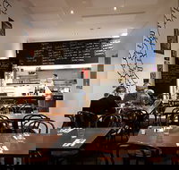 Waiters Restaurant - Italian Waiters Club - Accommodation Cairns