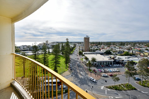 Atlantic Tower Motor Inn - Accommodation Cairns 1