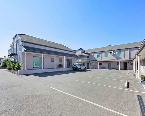 Quality Inn & Suites Menzies - Accommodation Cairns 2