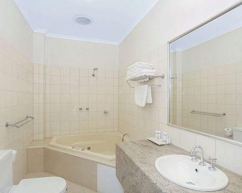 Quality Inn & Suites Menzies - Accommodation Cairns 6