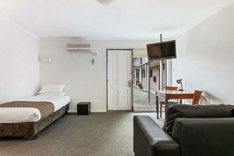 Quality Inn & Suites Menzies - Accommodation Cairns 14