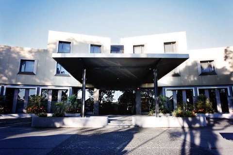 Golden Pebble Hotel - Accommodation Cairns 0