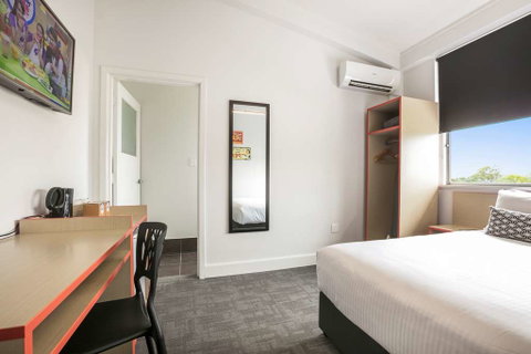 Camp Hill Hotel - Accommodation Cairns 2