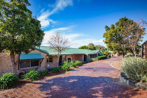 Quality Suites Banksia Gardens - Accommodation Cairns 1
