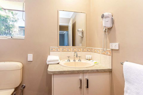 Quality Suites Banksia Gardens - Accommodation Cairns 3