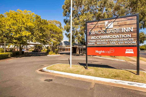 Macquarie Inn - Accommodation Cairns 0