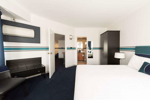 Ramada by Wyndham Diplomat Canberra - Accommodation Cairns 2