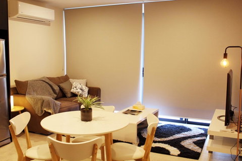 Stylish, Modern, Cute As A Button - Braddon CBD - Accommodation Cairns 10