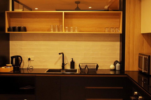 Stylish, Modern, Cute As A Button - Braddon CBD - Accommodation Cairns 9