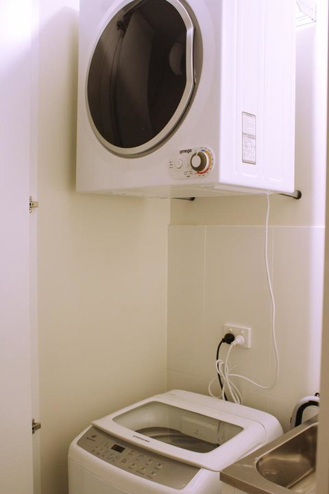 Stylish, Modern, Cute As A Button - Braddon CBD - Accommodation Cairns 7