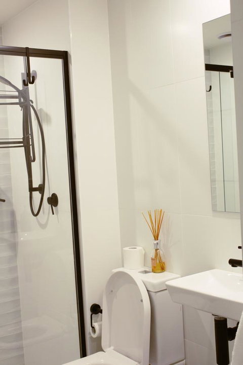 Stylish, Modern, Cute As A Button - Braddon CBD - Accommodation Cairns 6