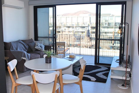 Stylish, Modern, Cute As A Button - Braddon CBD - Accommodation Cairns 5