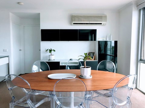 Staying Places - The Avenue - Accommodation Cairns 0