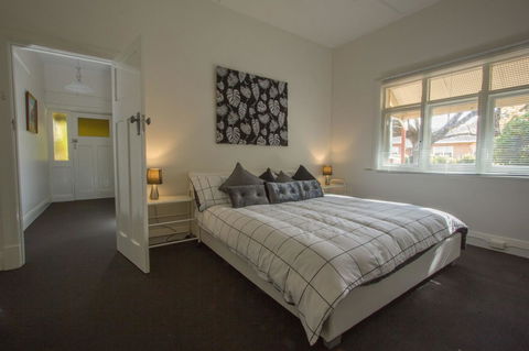 Cowan Street Bungalow - Accommodation Cairns 0