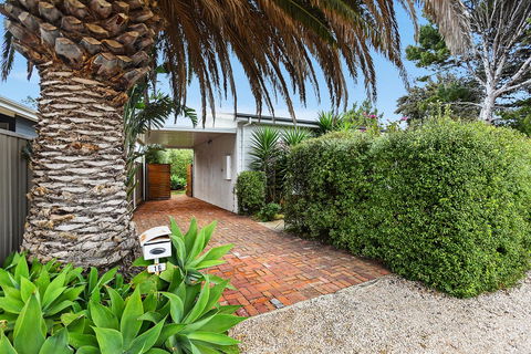 Ainslie Roberts Drive Retreat - Accommodation Cairns 13