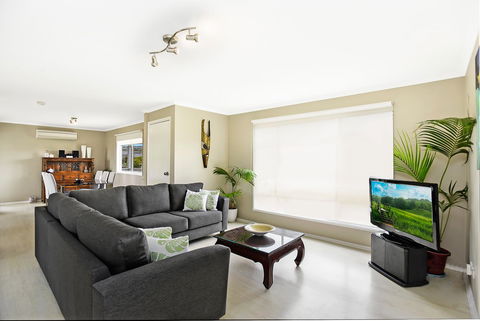 Ainslie Roberts Drive Retreat - Accommodation Cairns 0