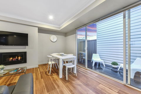 Aloha Central Luxury Apartments - Accommodation Cairns 24