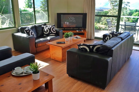 SkyView Villa - Accommodation Cairns 4