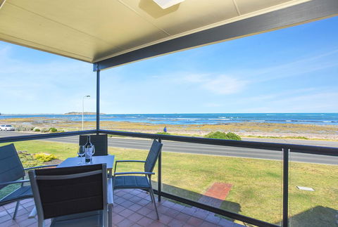 Franklin Beachfront Apartments - Accommodation Cairns 10